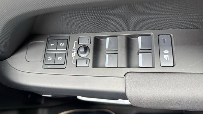 Land Rover Defender 3.0 D350 Trophy Edition Deep Sandglow 110 5dr Auto Diesel Estate - Image 34